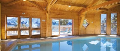 Kolam renang tertutup