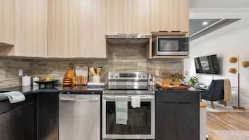 Køleskab, mikrobølgeovn, ovn, kogeplade