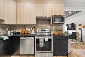 Frigorífico, microondas, horno y placa de cocina