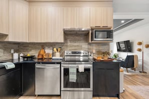 Frigorífico, microondas, horno y placa de cocina