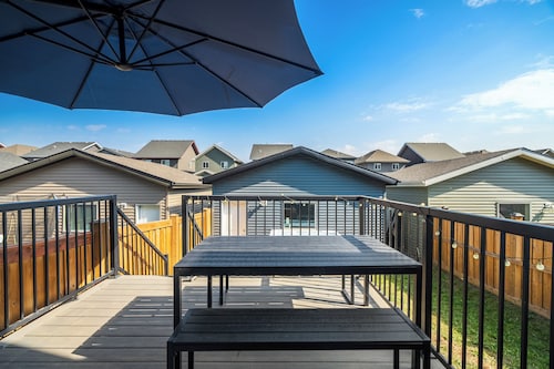 *NEW* Rosenthal Restful Retreat | Hot Tub • King Bed • AC • Garage • Near WEM