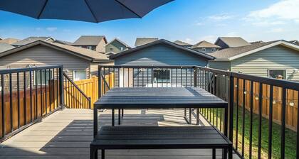 *NEW* Rosenthal Restful Retreat | Hot Tub âą King Bed âą AC âą Garage âą Near WEM