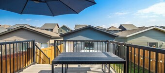 *NEW* Rosenthal Restful Retreat | Hot Tub • King Bed • AC • Garage • Near WEM