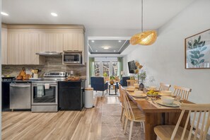 Frigorífico, microondas, horno y placa de cocina