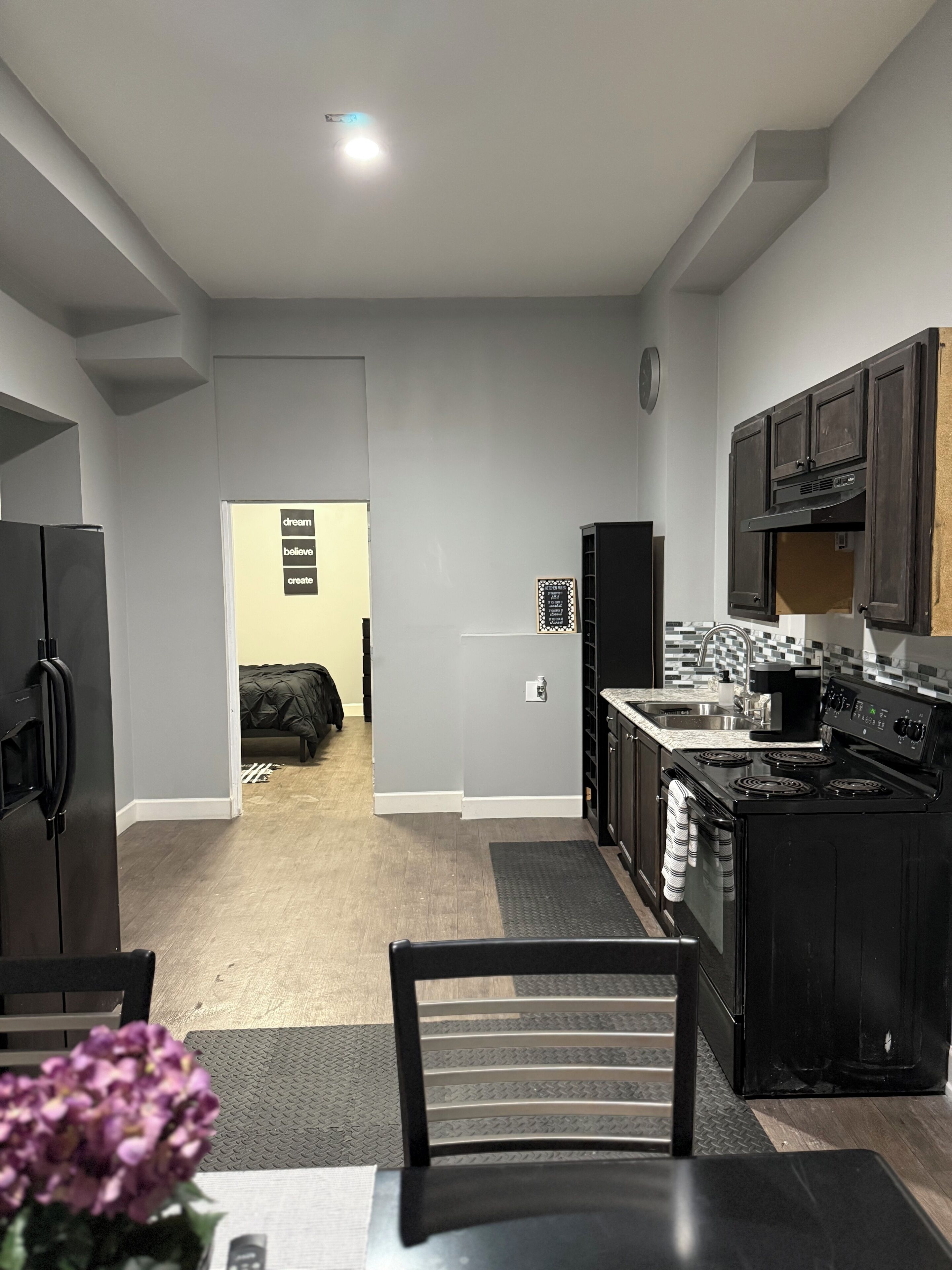 Køleskab, mikrobølgeovn, ovn, kogeplade