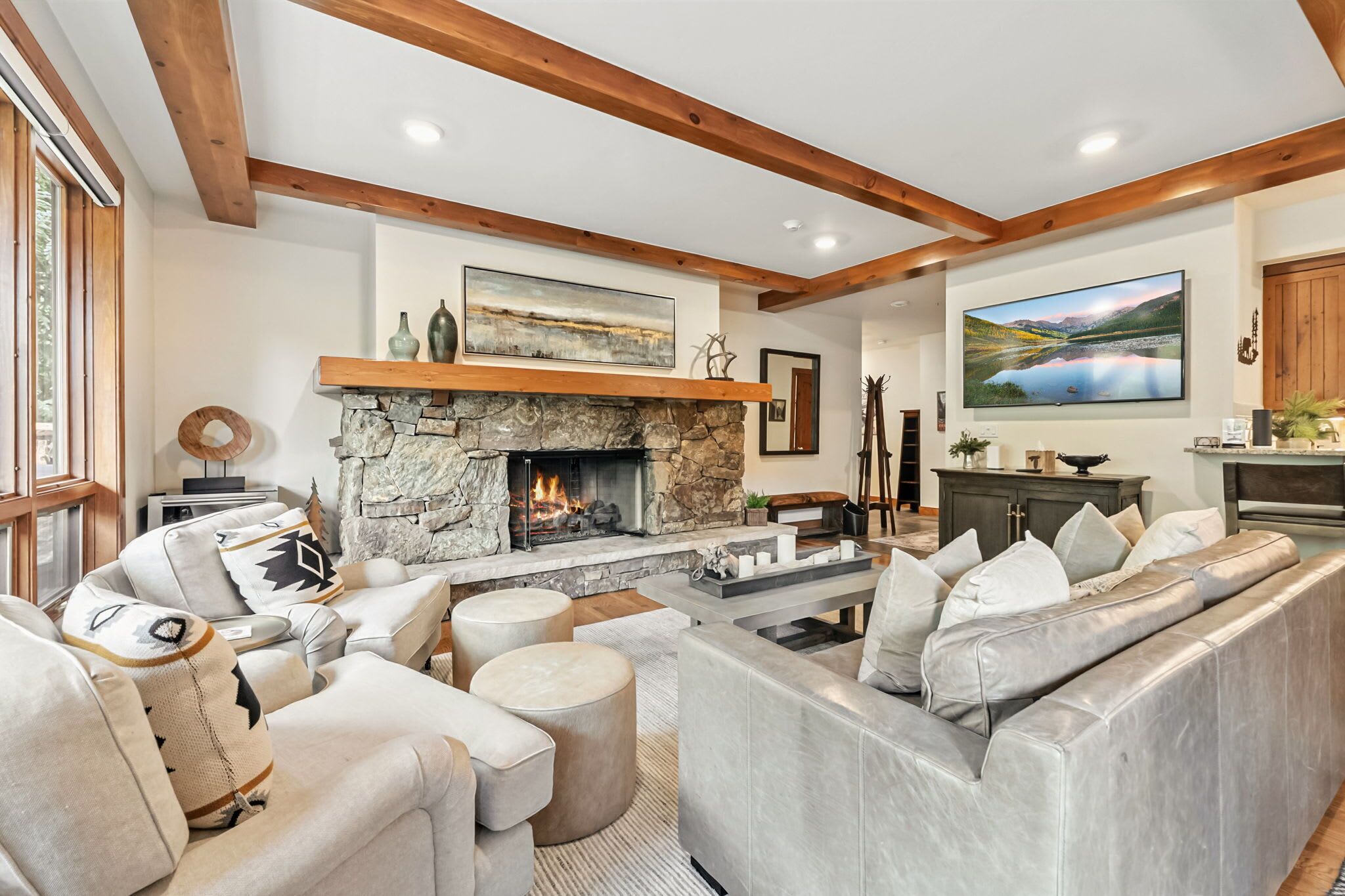 TV, peis og kontorer