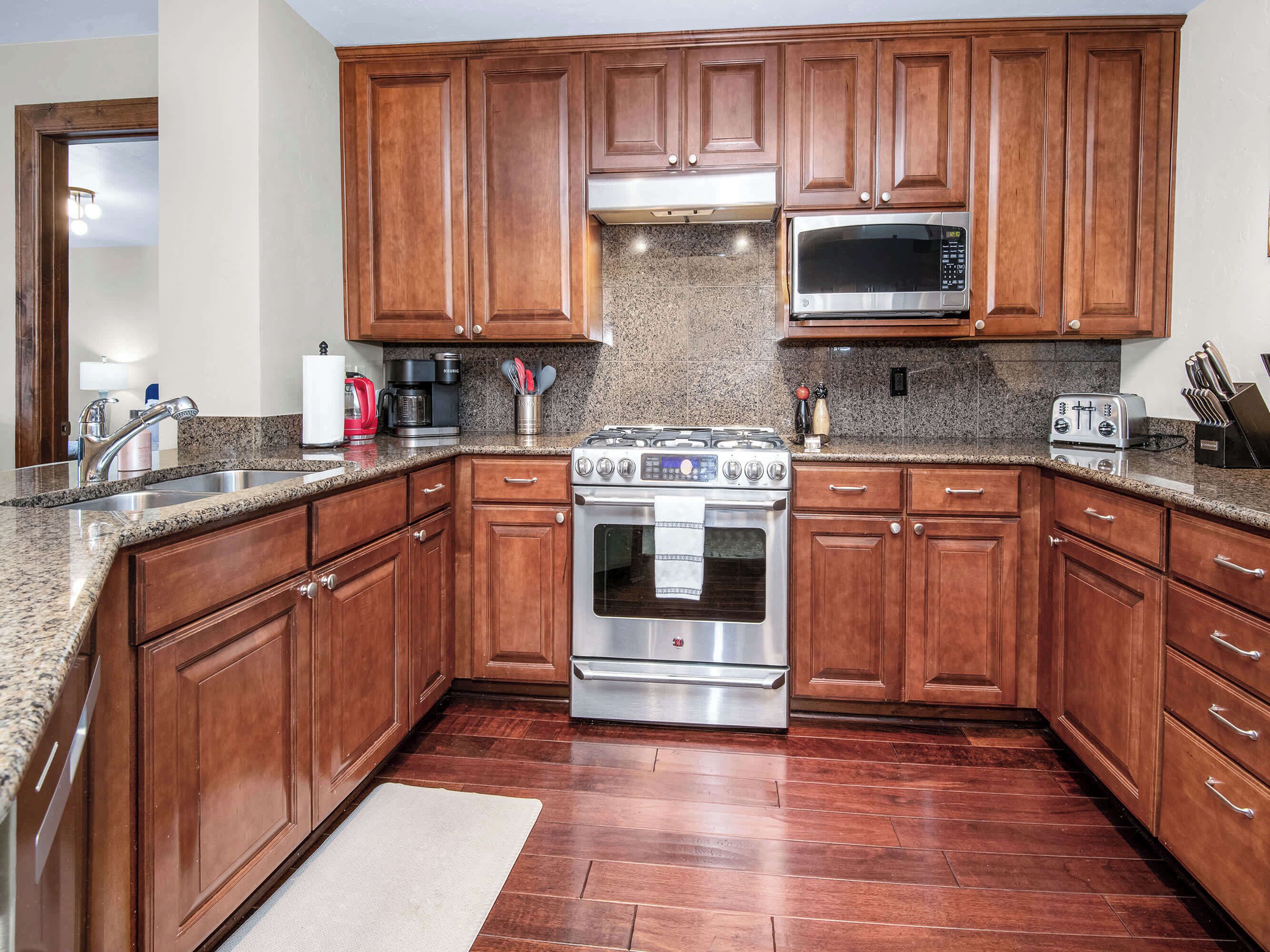 冷蔵庫、電子レンジ、オーブン、コンロ