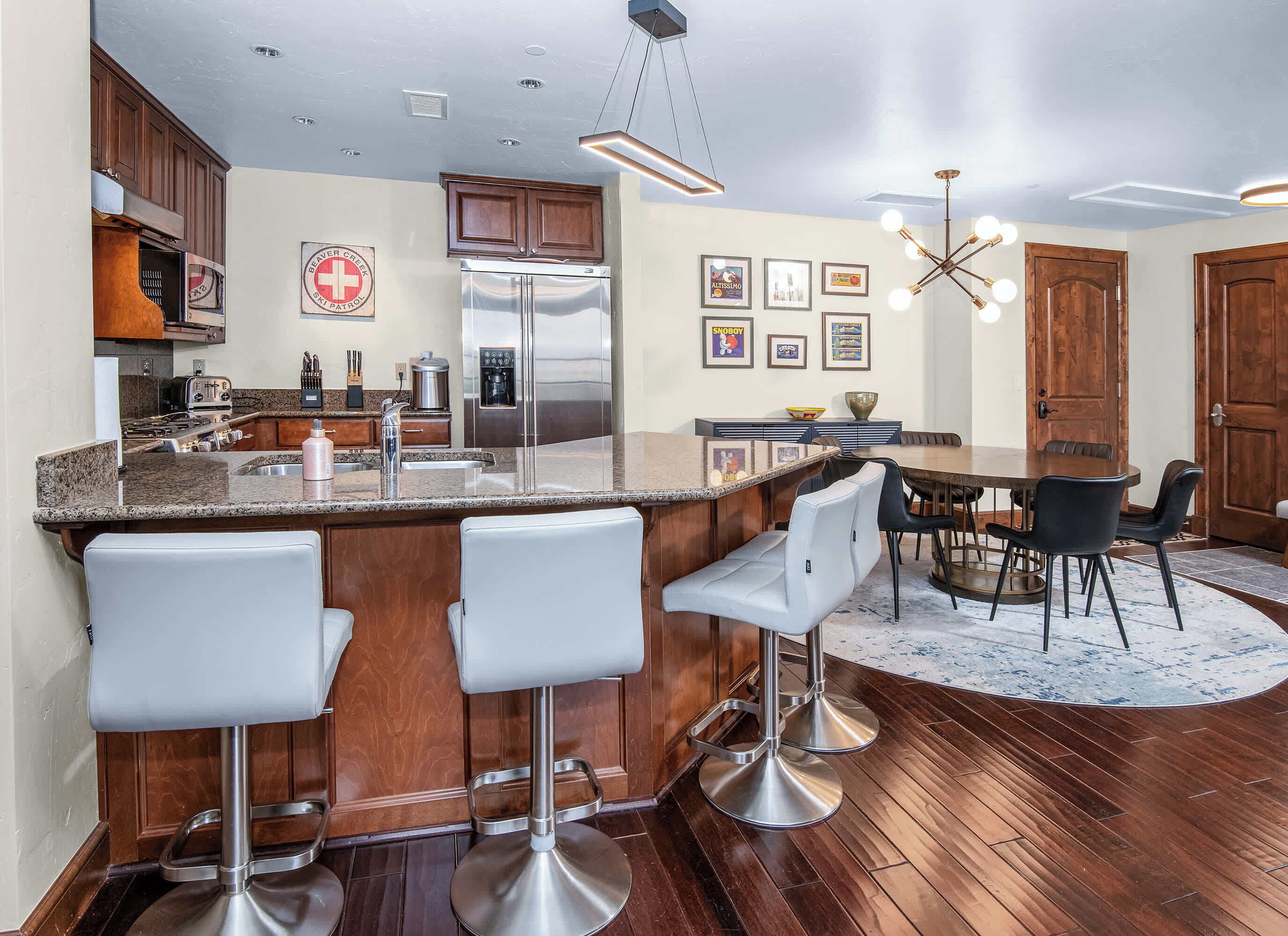 冷蔵庫、電子レンジ、オーブン、コンロ