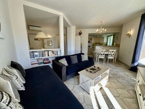 Living area - APARTMENT T3 WITH VIEW ON SEA TO RENT FOR 4 TO 6 PEOPLE (STE MAXIME)