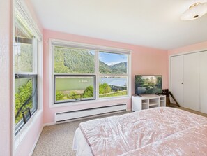 3 bedrooms, iron/ironing board, free WiFi, bed sheets - 3-Bedroom Oceanview Home | Near Downtown Juneau (Juneau)