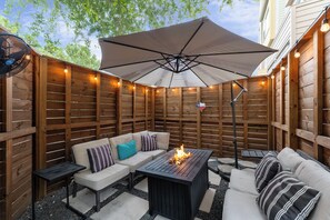 Terrace/patio - EaDo Escape • Sleeps 10 - Private Yard & Driveway + Rooftop City Views (Houston)