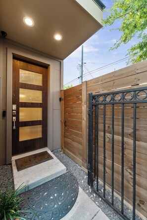 Exterior detail - EaDo Escape • Sleeps 10 - Private Yard & Driveway + Rooftop City Views (Houston)