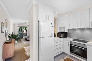 Fridge, microwave, oven, stovetop - Subiaco Treetop near Perth CBD (Subiaco)