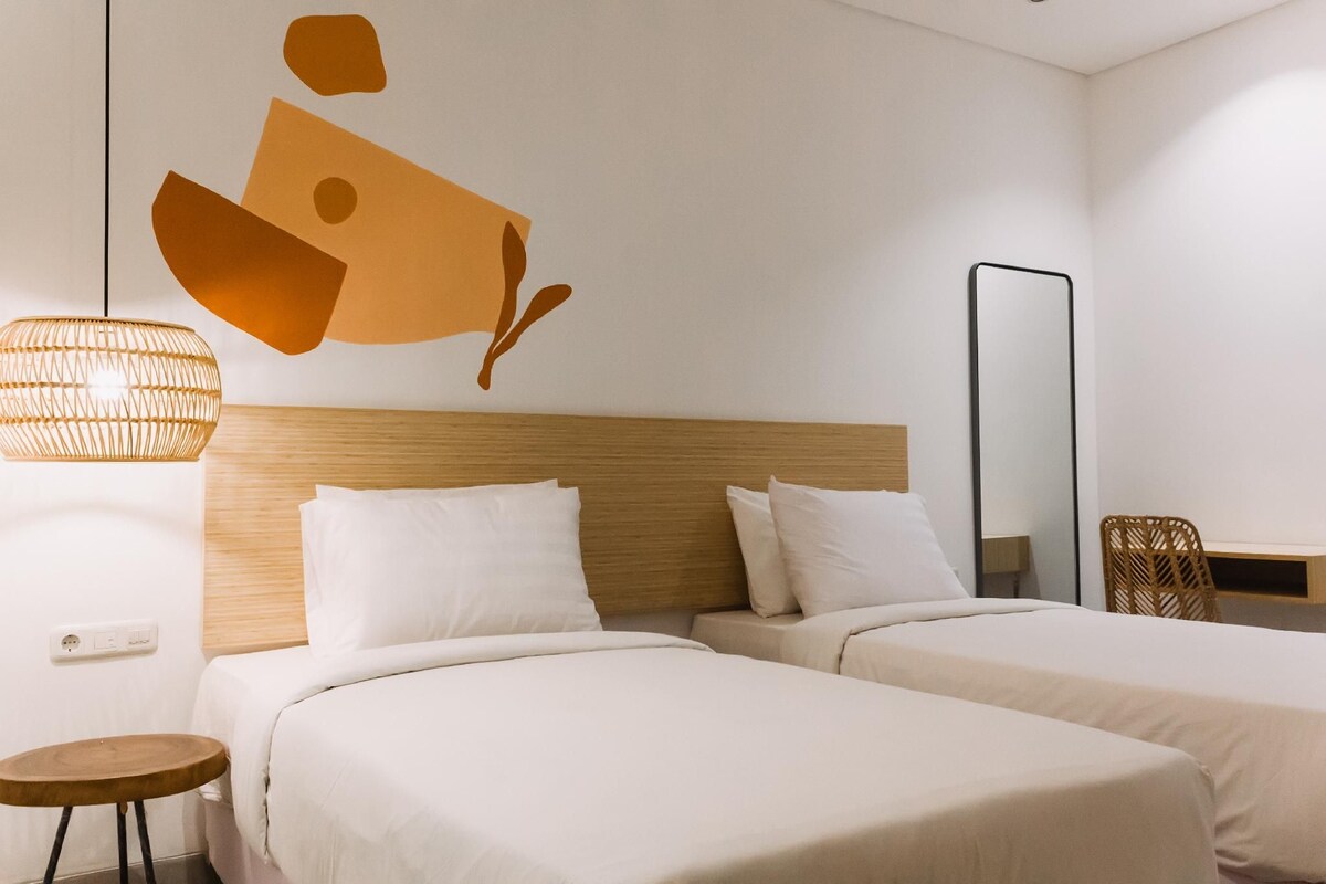 Standard Twin Room | Desk, WiFi (free), bed sheets