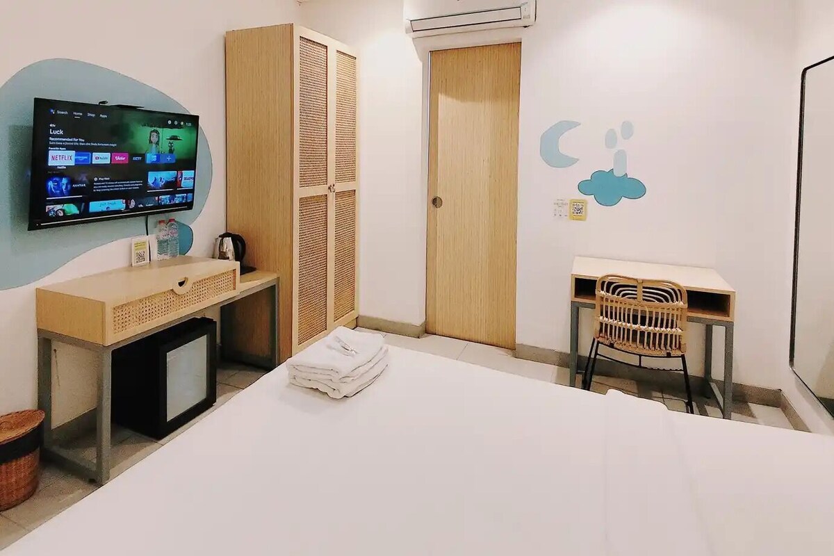Superior Double Room, Non Smoking | Desk, laptop workspace, WiFi (free), bed sheets