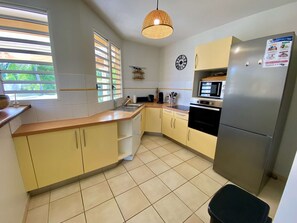 Kühlschrank, Geschirrspüler, Toaster, Kochgeschirr/Geschirr/Besteck