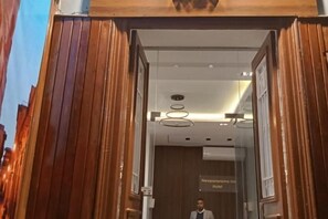 المنشأة من الداخل