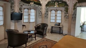 خزنة داخل الغرفة