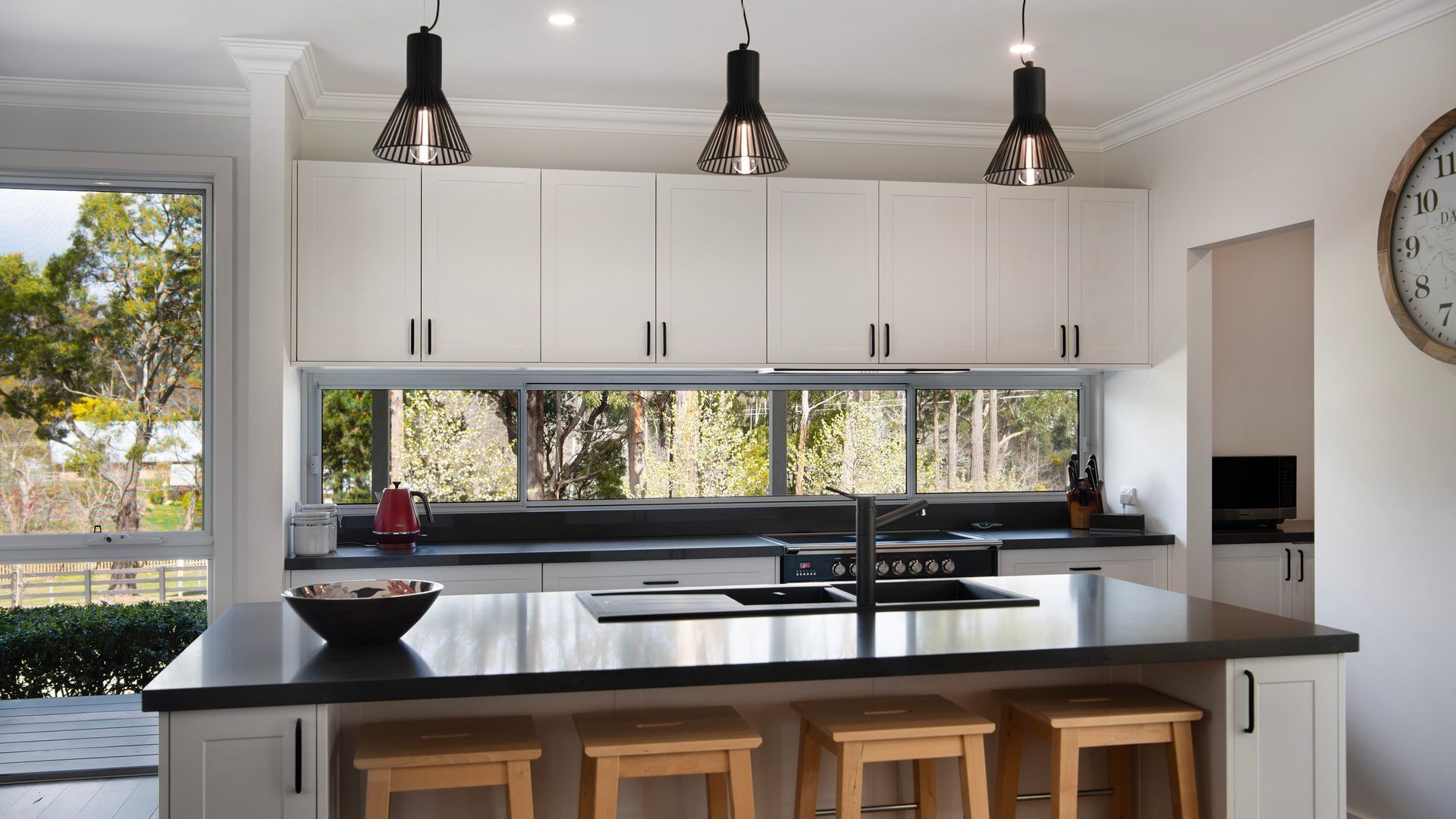 ثلاجة، ميكروويف، غسالة أطباق، ماكينة لصنع القهوة/الشاي