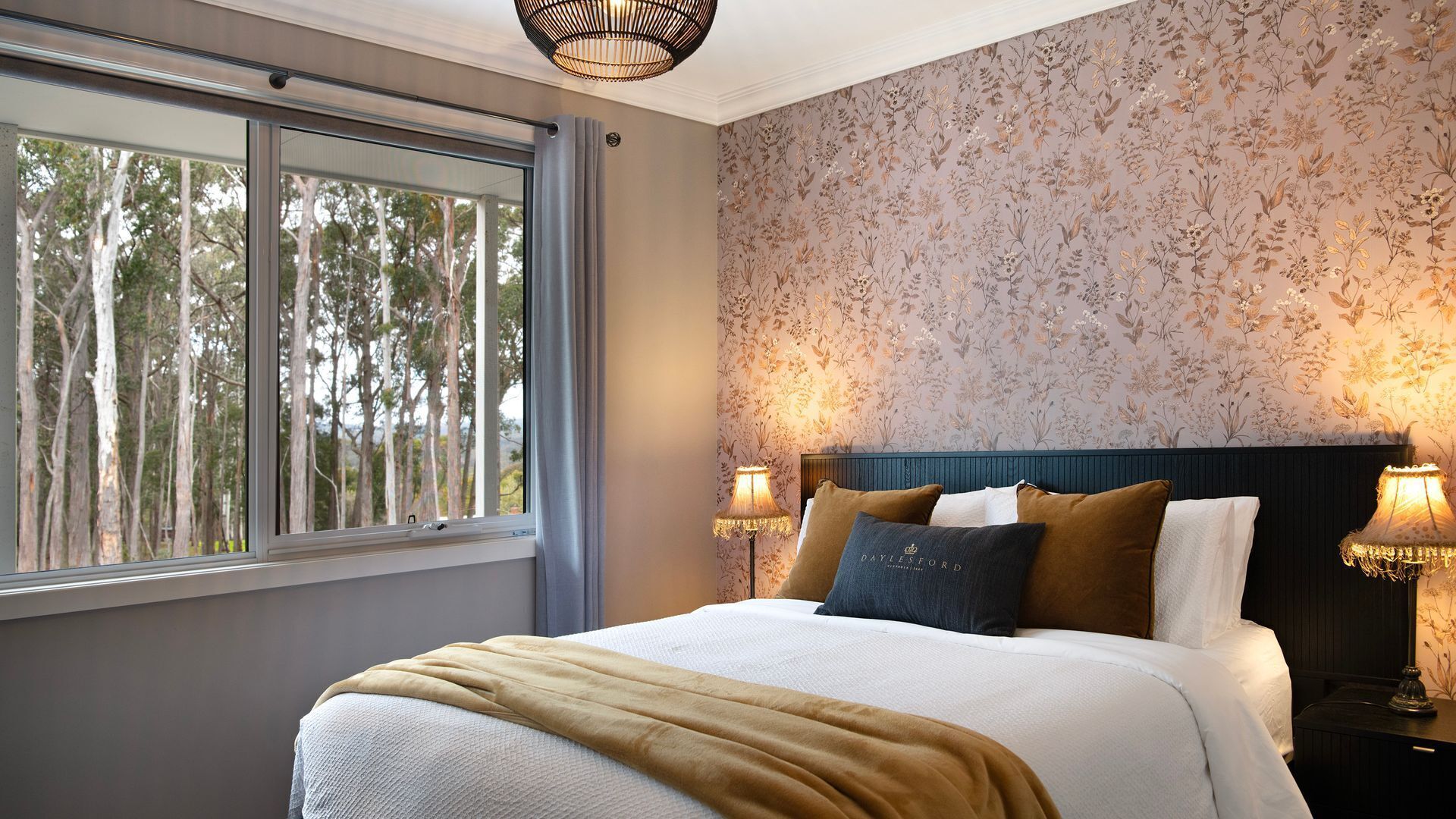 4 عدّة غرف نوم وواي فاي وملاءات أسرّة