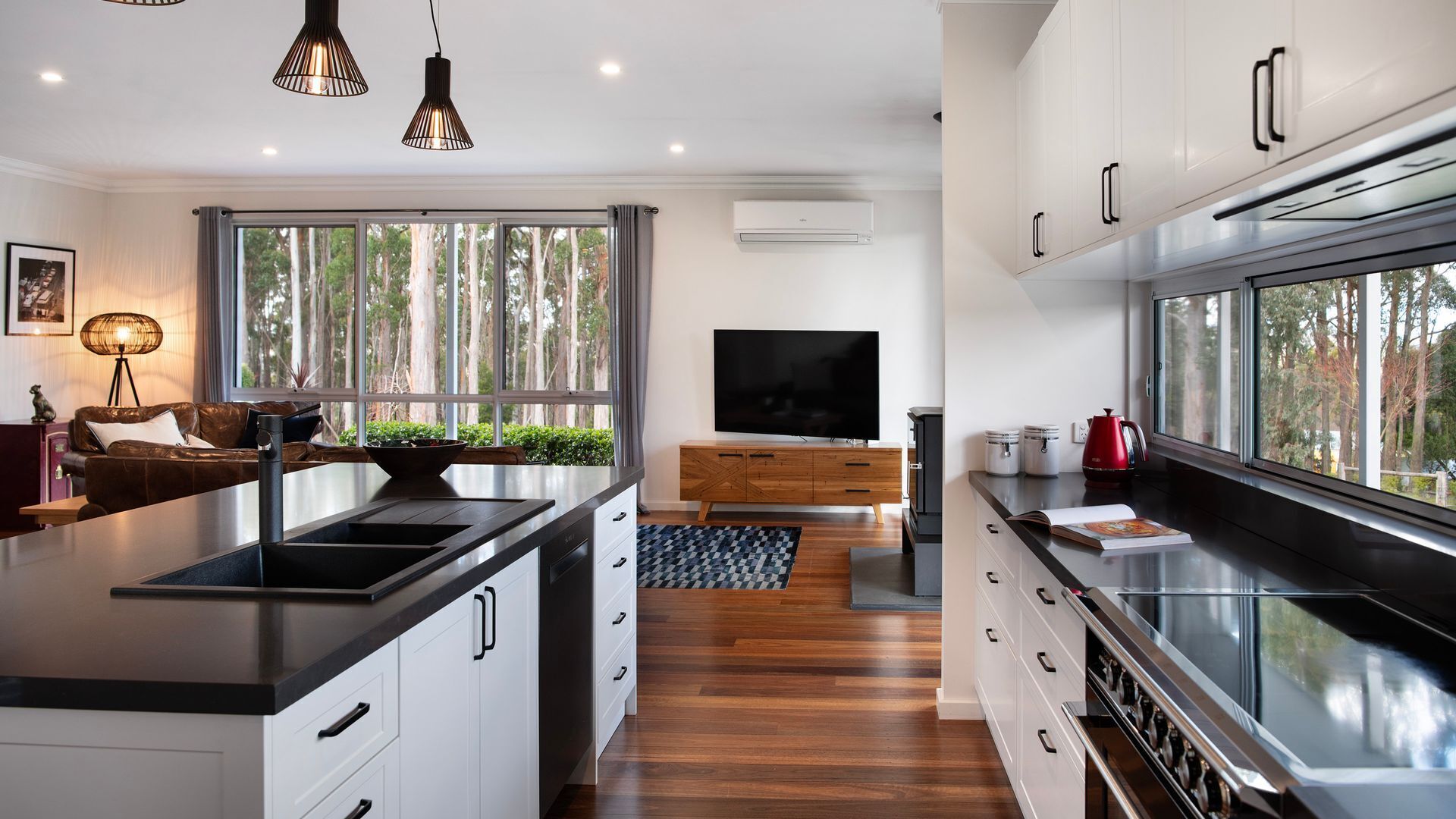 ثلاجة، ميكروويف، غسالة أطباق، ماكينة لصنع القهوة/الشاي