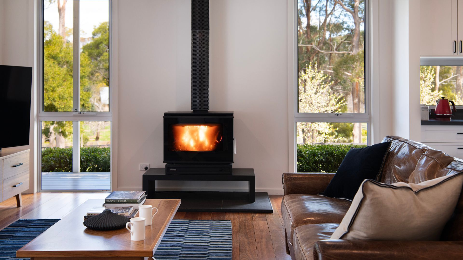 Een televisie en een open haard