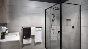 Shower, hair dryer - Forest Edge Daylesford (Eganstown)
