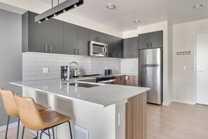 ثلاجة، ميكروويف، فرن، موقد طهي مسطح