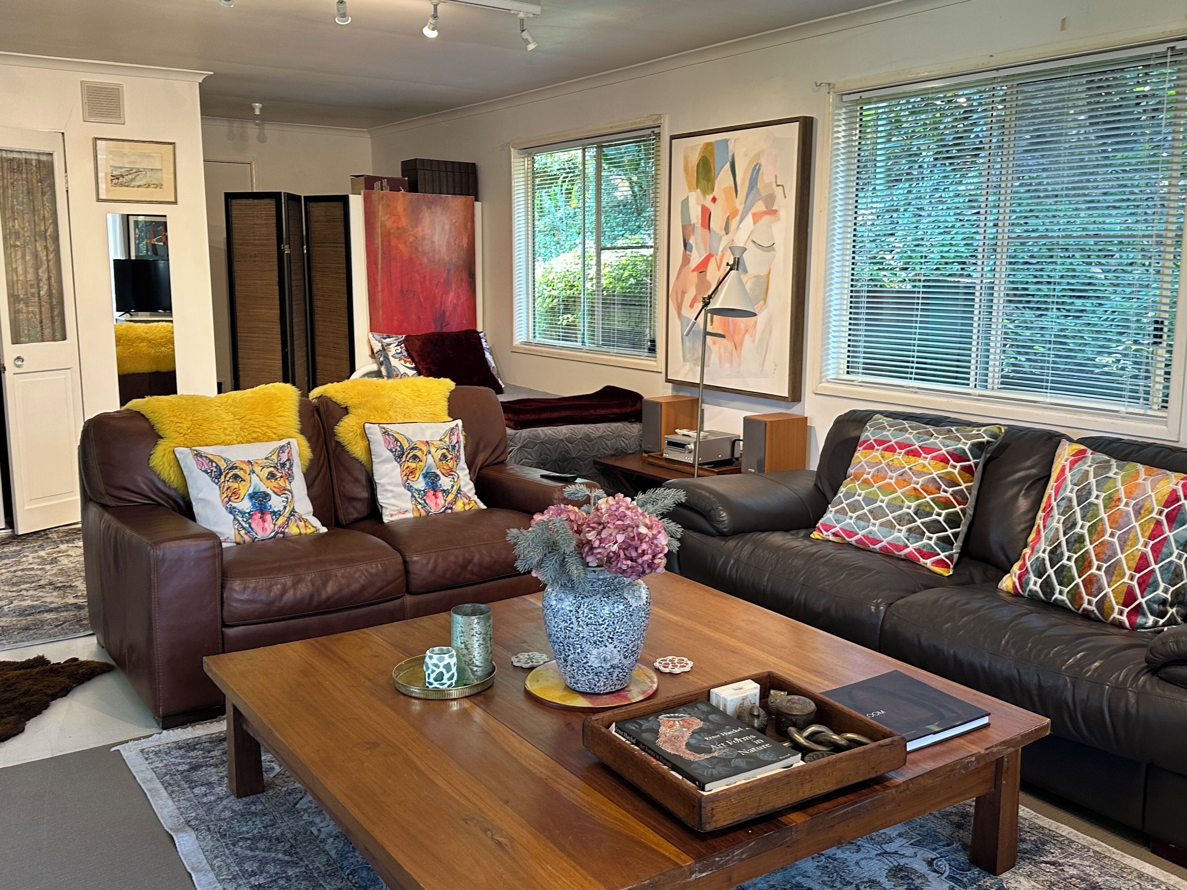 Een smart-tv, boeken, een muziekbibliotheek en een stereo