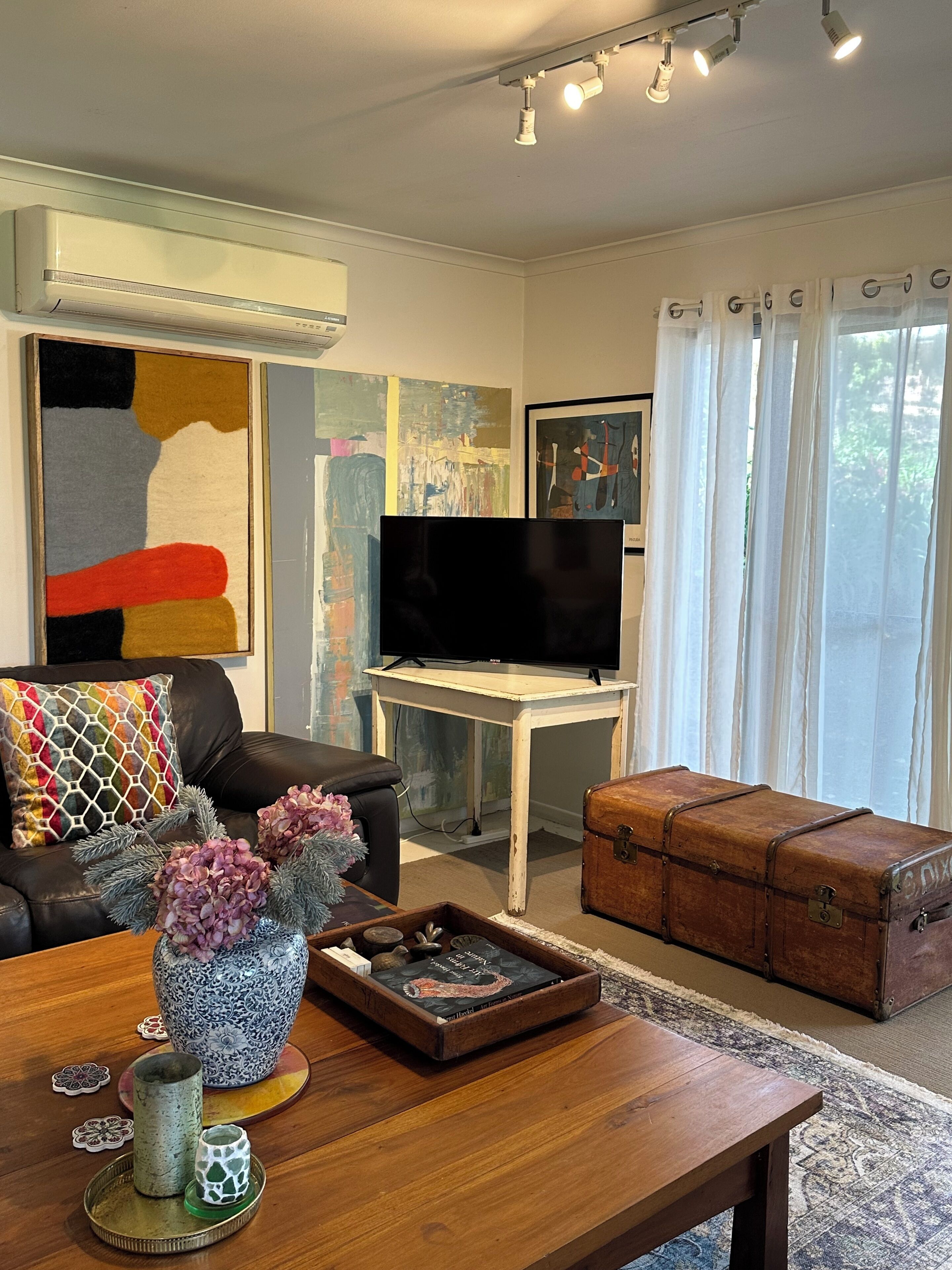 Een smart-tv, boeken, een muziekbibliotheek en een stereo