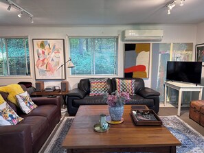 Smart-TV, bøker, musikkbibliotek og stereoanlegg