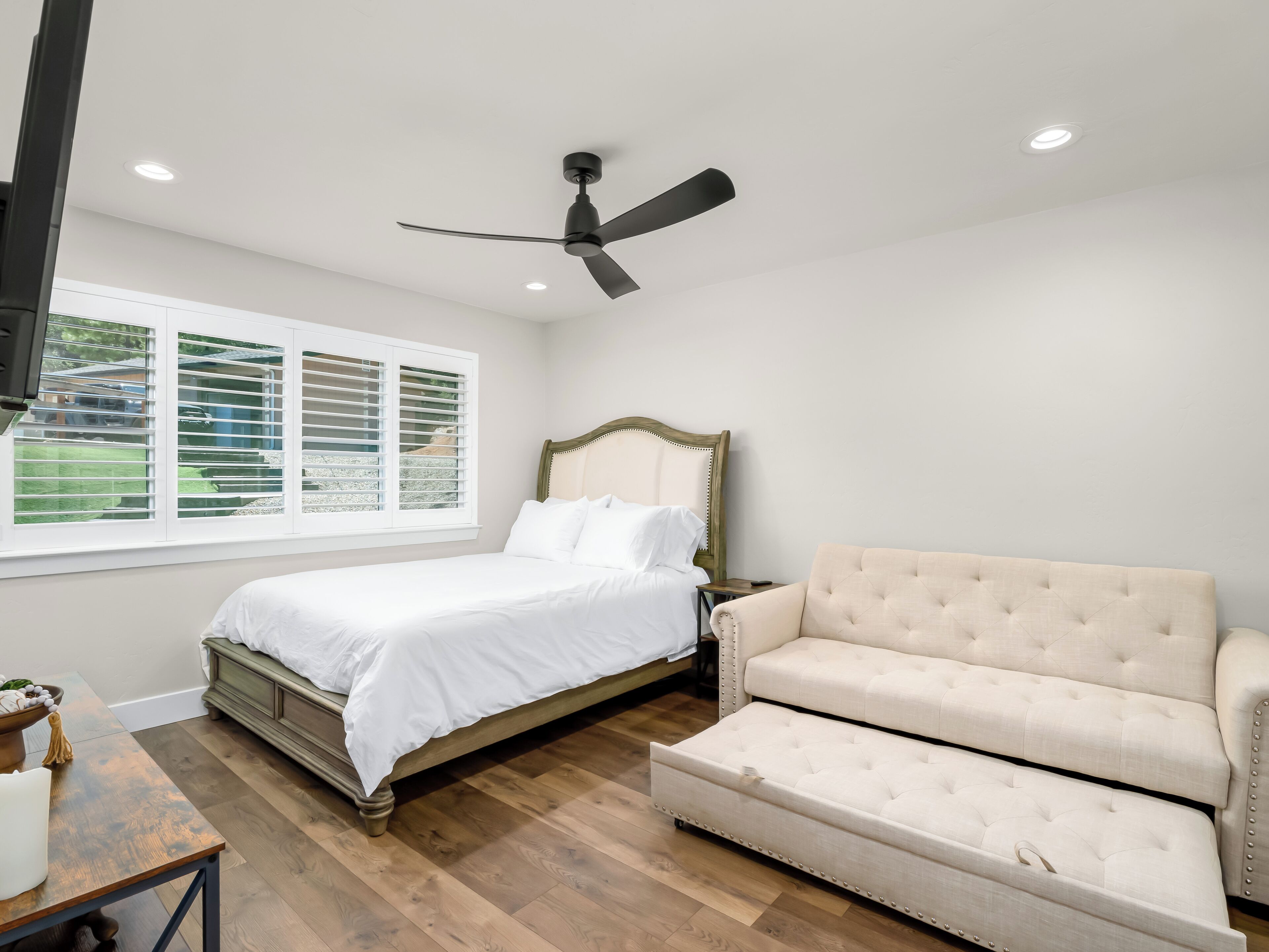 3 slaapkamers, een strijkplank/strijkijzer, gratis wifi, beddengoed