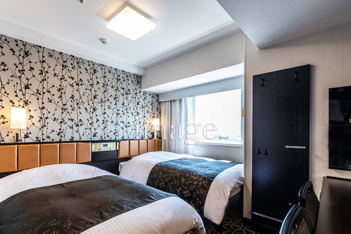 Habitació amb dos llits individuals estàndard | Escriptori, espai de treball apte per a portàtils i cortines opaques