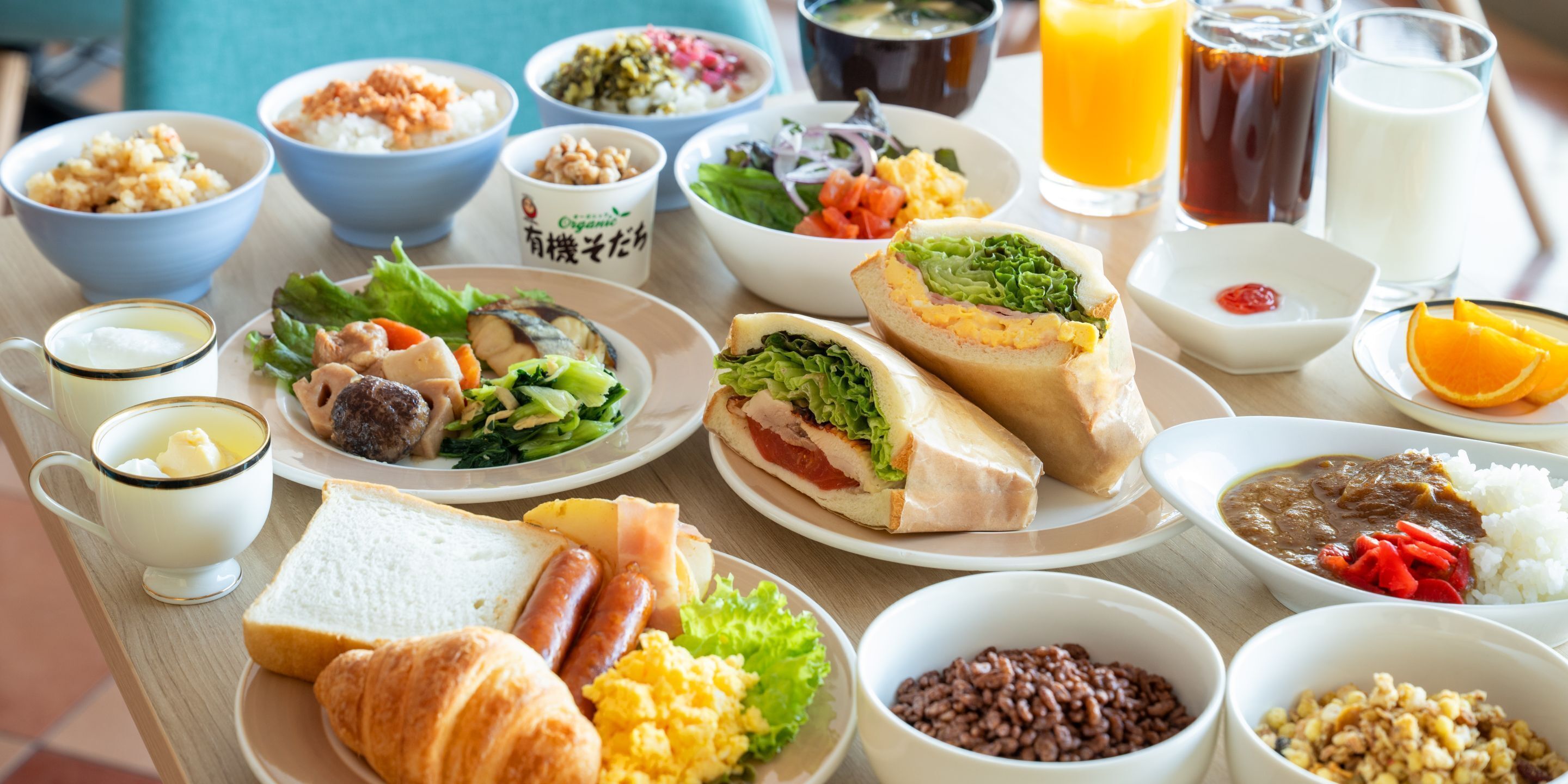 朝食 (ビュッフェ)、毎日提供 (有料)