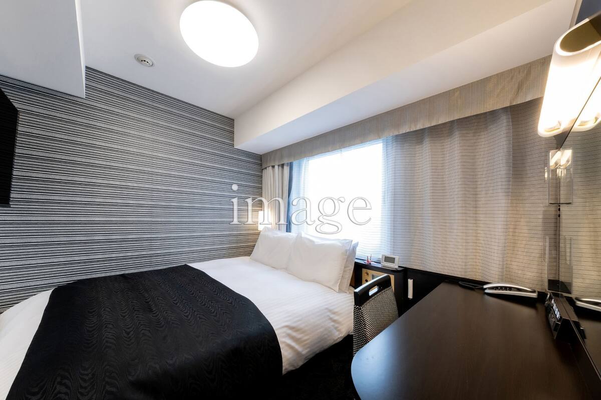 Escriptori, espai de treball apte per a portàtils i cortines opaques