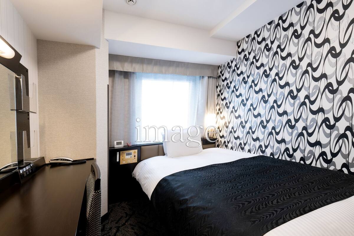 Escriptori, espai de treball apte per a portàtils i cortines opaques