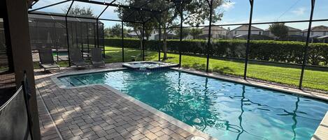 Una piscina techada, una piscina climatizada