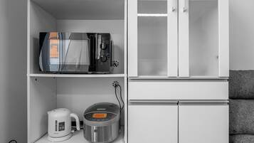 Kühlschrank, Mikrowelle, Herdplatte, Toaster