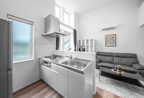 Een koelkast, een microgolfoven, een kookplaat, een broodrooster