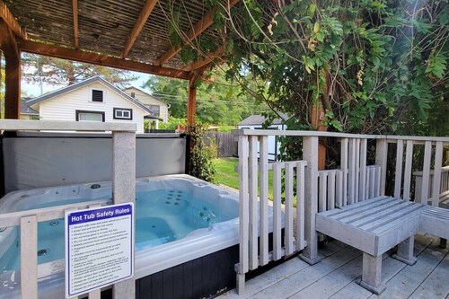 Rosewood Landing- Hot tub & Sauna- Sleeps 10