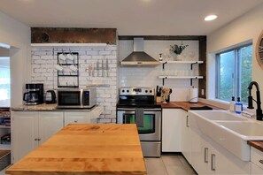 Refrigerador, microondas, horno y parrilla de estufa 