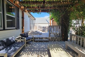 Terrace/patio - Rosewood Landing- Hot tub & Sauna- Sleeps 10 (Medford)