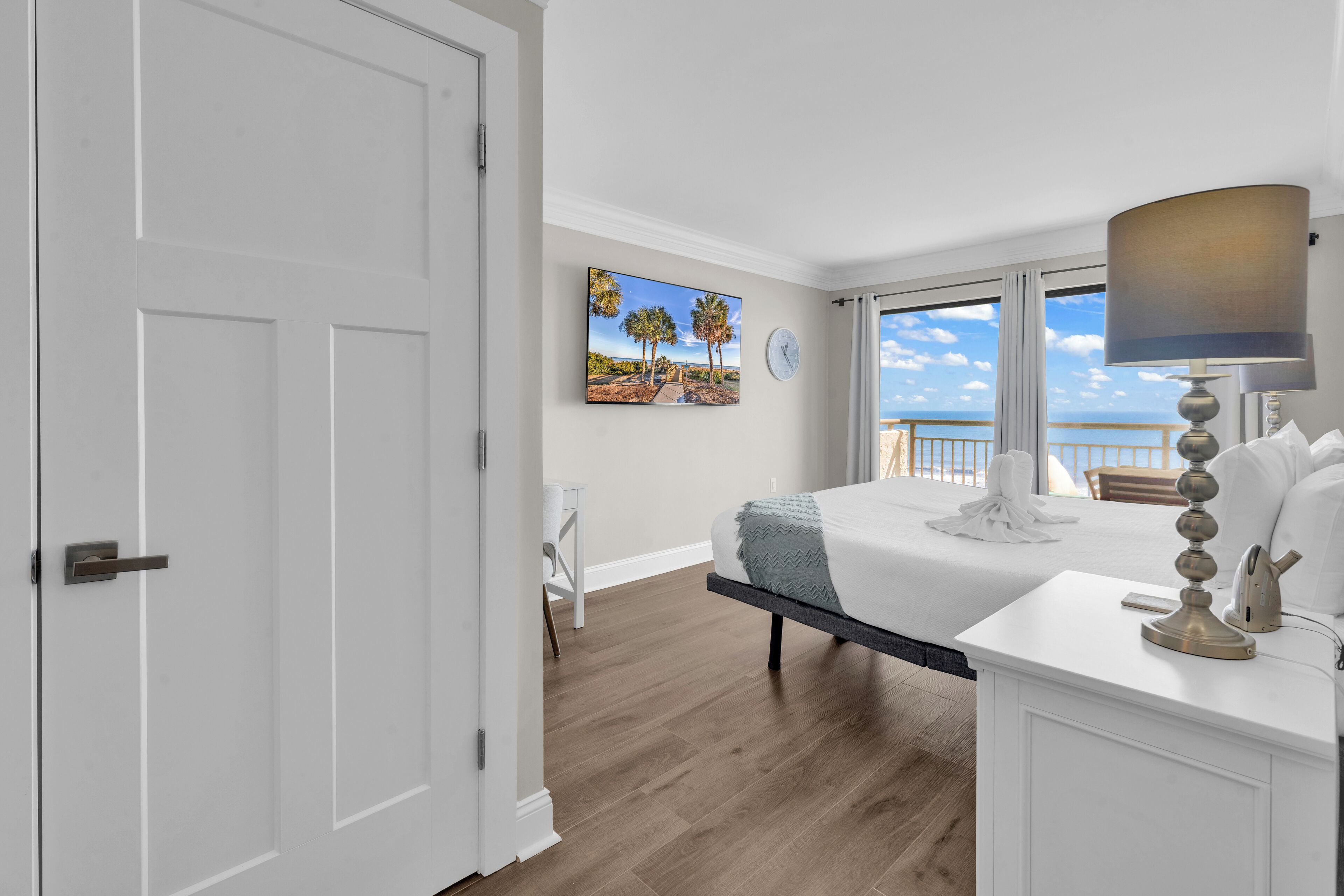 Signature Condo, 2 Bedrooms, Balcony, Ocean View | Dihias secara berasingan, dilengkapkan perabot secara berasingan 