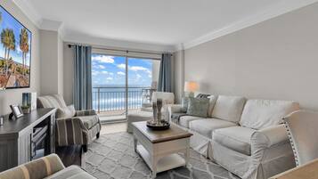 Signature-huoneisto, 2 makuuhuonetta, parveke, valtamerinäköala | Olohuone | 60–tuumainen äly-TV, jossa digitaalikanavat