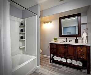 Jetted bath, hair dryer, towels, soap - 7BR Estate, Mt Hood Skiing Base Camp, Sleeps 16 - Pets, Fire Pit, Indoor Jacuzzi (Gresham)