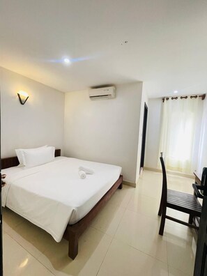 办公桌、免费 WiFi