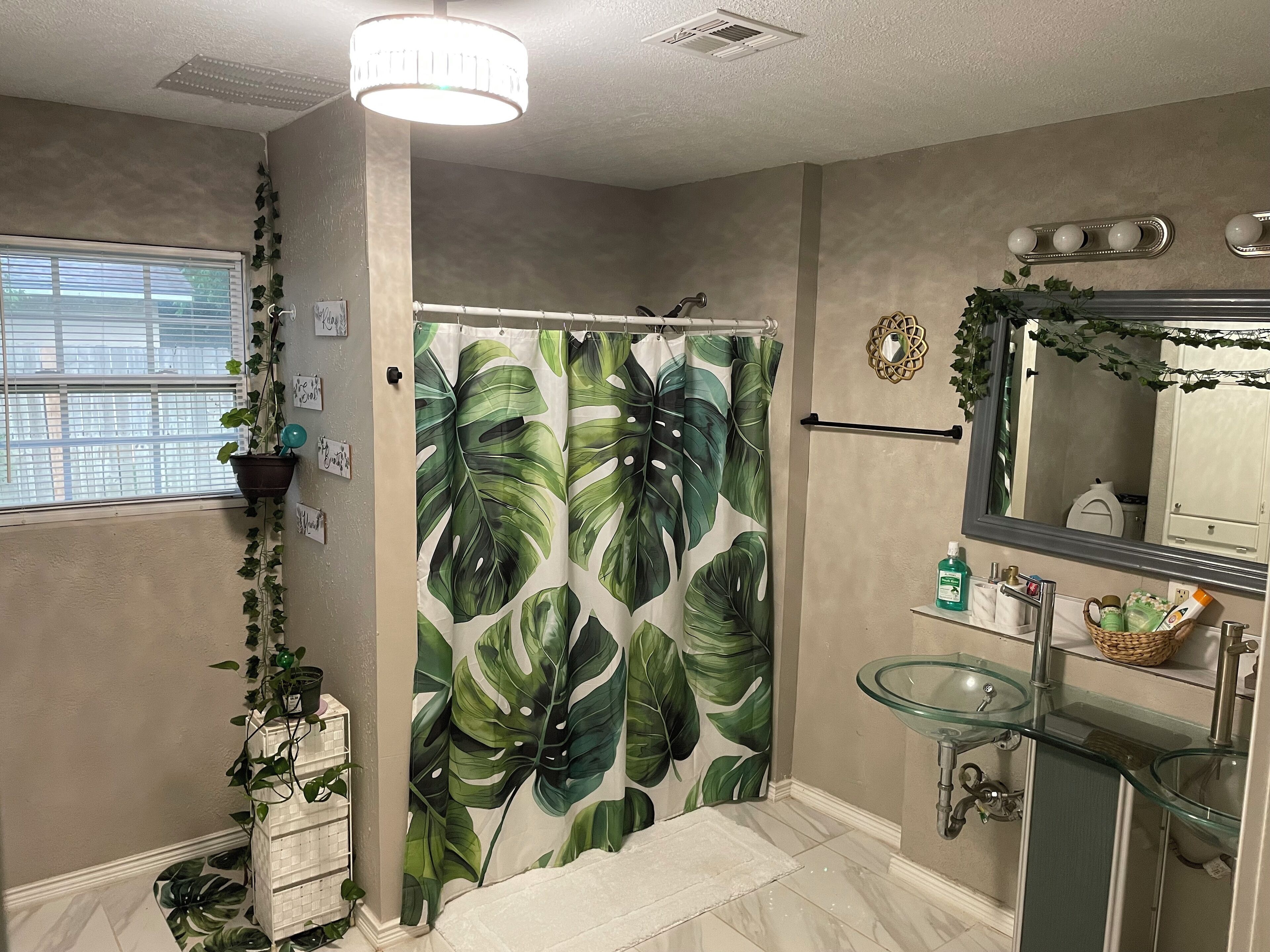 Secadora de cabello, toallas, jabón, papel de baño 