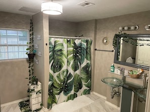 Sèche-cheveux, serviettes fournies, savon, papier toilette