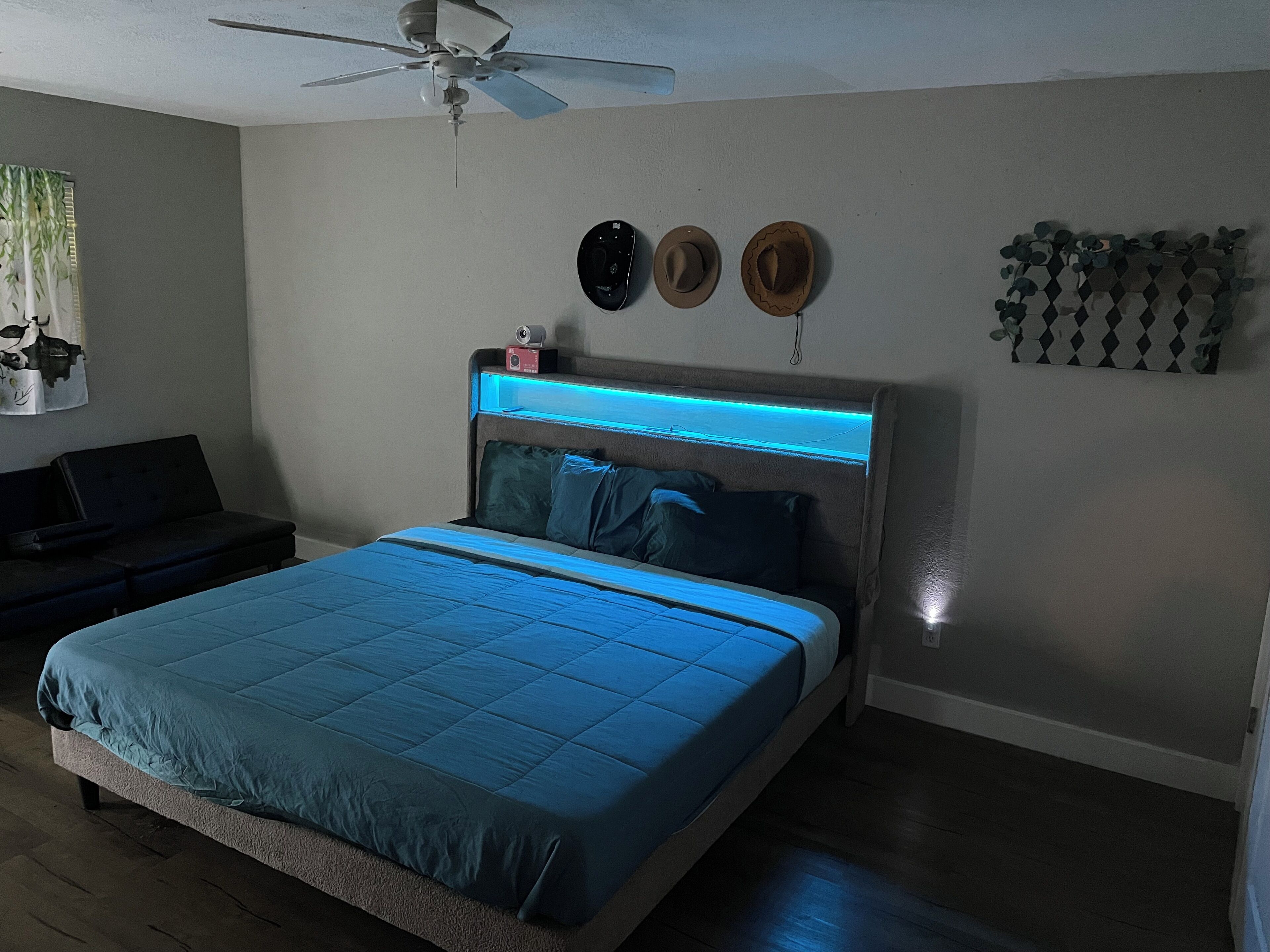 3 habitaciones, tabla de planchar con plancha, wifi y ropa de cama 