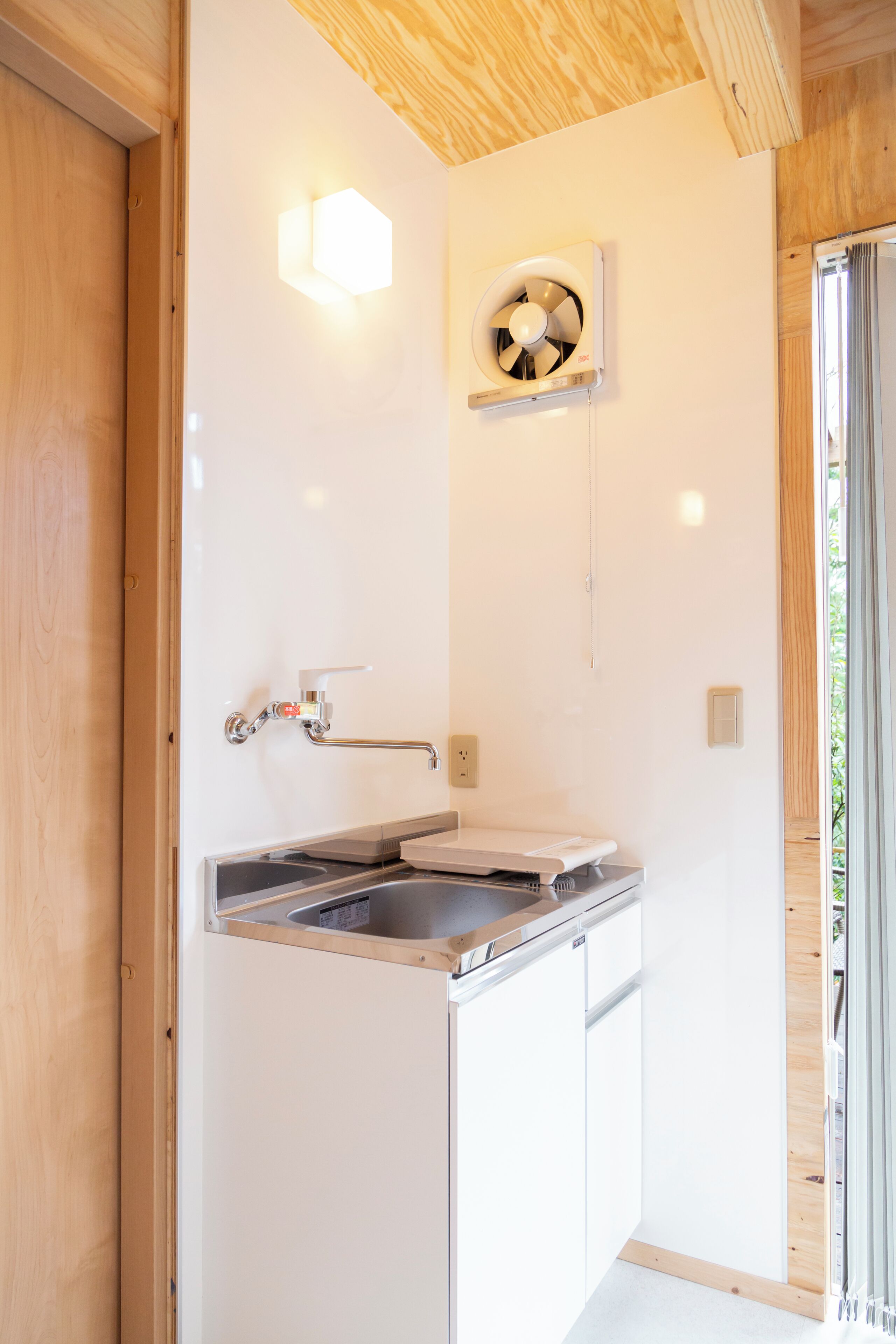 Economy Twin Room | Private kitchen | Fridge, freezer